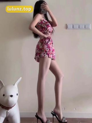 纪念小小v大反差之作解读，解析她作品中的反差与张力