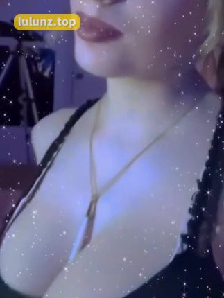 猪饲料微密圈黑丝带袜红底作品图集，性感撩人诱惑十足精美图集动感视频