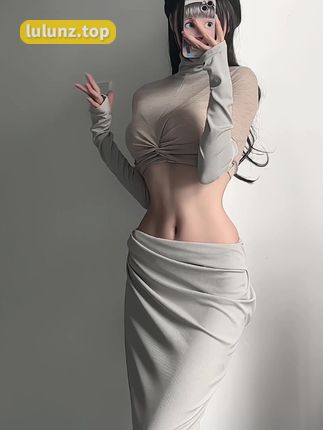 抖音女刺客微密圈黄色战袍作品资源展现，颜值身材穿搭完美结合