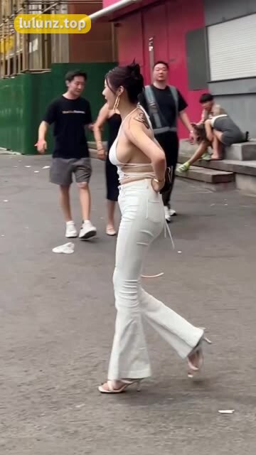 小艾根本吃不饱微密圈性感妩媚网红，揭开她的独特魅力