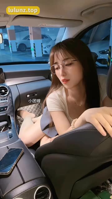 小艾根本吃不饱微密圈性感妩媚网红，绝美写真集