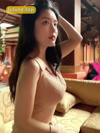 奶雯的微密圈清纯与诱惑交织，双重魅力等你来