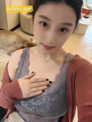 抖音奶雯觅圈新作，小秀一下身材，展示独特时尚