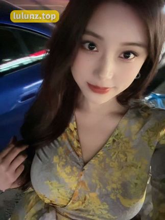 抖音奶雯觅圈新作，小秀一下身材，展示独特时尚