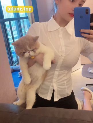 抖音奶雯觅圈新作，小秀一下身材，展示独特时尚