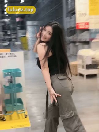 抖音奶雯觅圈新作，小秀一下身材，展示独特时尚