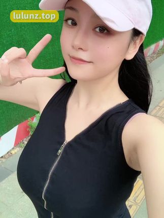 抖音奶雯觅圈新作，小秀一下身材，展示独特时尚