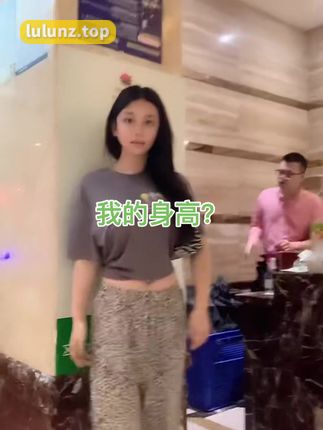 抖音奶雯觅圈新作，小秀一下身材，展示独特时尚