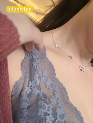 抖音奶雯觅圈新作，小秀一下身材，展示独特时尚