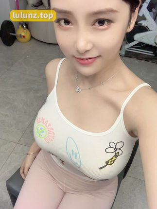 抖音超高颜值网红“奶雯”,波霸波涛胸涌快手大胸器微密圈