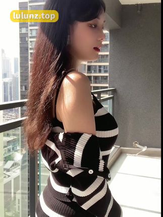 抖音奶雯微密圈付费资源，从清纯到震撼反差的精彩故事