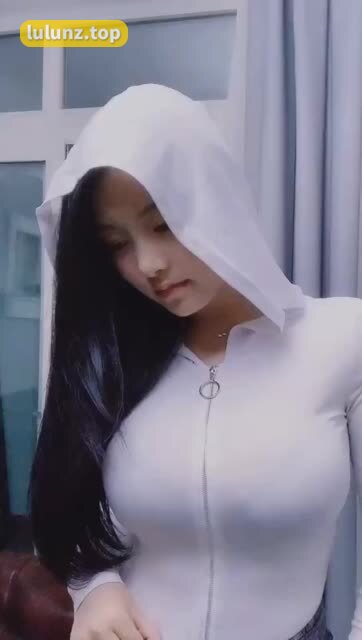 奶雯的微密圈清纯与诱惑交织，双重魅力等你来