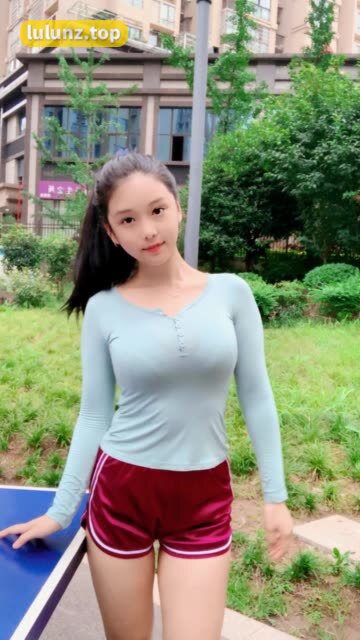 奶雯的微密圈清纯与诱惑交织，双重魅力等你来