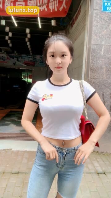 奶雯的微密圈清纯与诱惑交织，双重魅力等你来