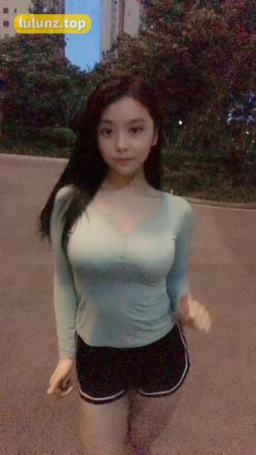 奶雯的微密圈清纯与诱惑交织，双重魅力等你来