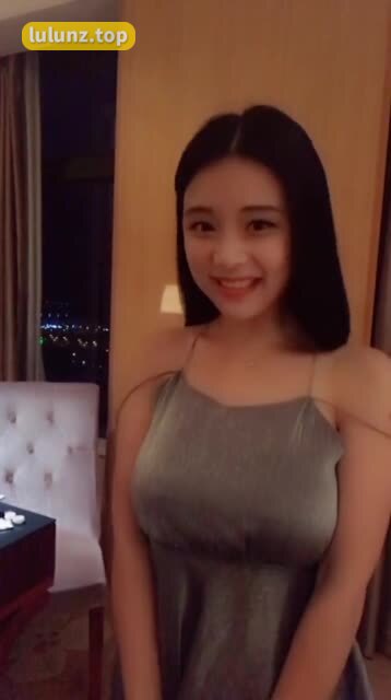 抖音奶雯最新微密圈作品《小秀一下》,展现独特时尚穿搭技巧