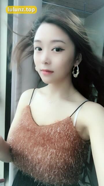 抖音奶雯最新微密圈作品《小秀一下》,展现独特时尚穿搭技巧