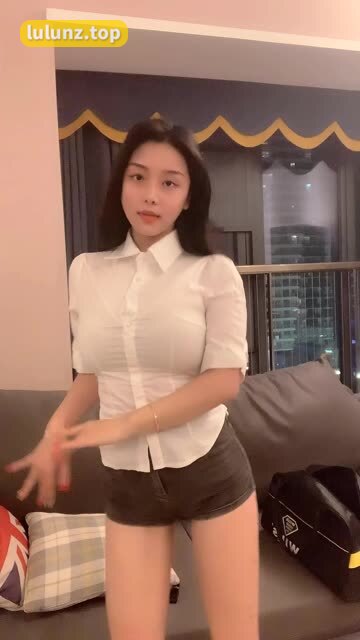 探索奶雯微密圈的时尚穿搭，发现生活的精粹分享