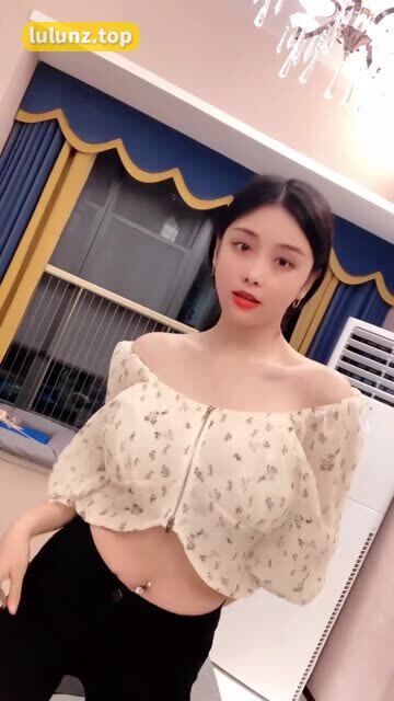 抖音奶雯微密圈照片合集，微笑的文文weme圈视频汇总