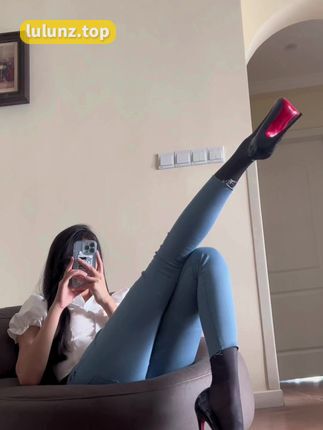 微博网红纪念小小V，私房写真付费圈