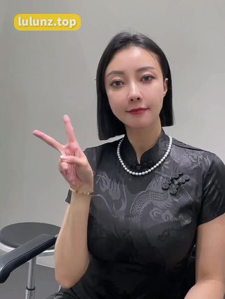 果儿Victoria化身女教师，仿佛真的置身于教室之中