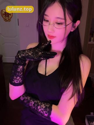 轩子巨2兔大晒私密照，腿边黑色一团引发热议