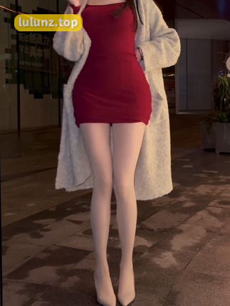 轩子巨2兔大晒私密照,网友询问腿边黑色的一团是什么?