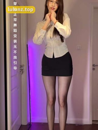 轩子巨2兔大晒私密照,网友询问腿边黑色的一团是什么?