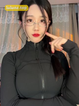 轩子巨2兔大晒私密照,网友询问腿边黑色的一团是什么?