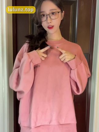 轩子巨2兔大晒私密照,网友询问腿边黑色的一团是什么?