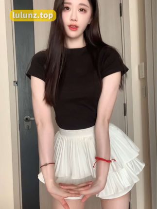 轩子巨二兔微密圈最新照片流出，酒红色短裙让人迷离