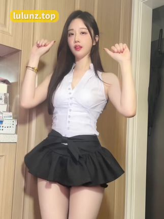 轩子巨二兔微密圈最新照片流出，酒红色短裙让人迷离