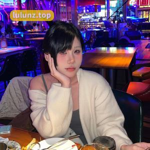 阿色微密圈最新作品分享，穿搭与颜值兼具