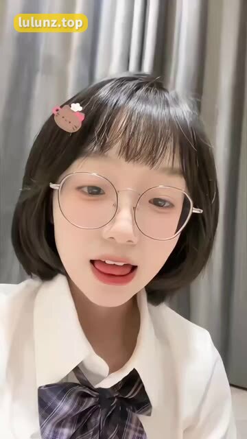 王胜利微密圈中的小生活，JK裙穿搭清新可爱引发粉丝热议