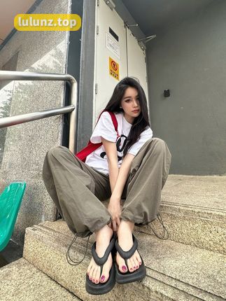 Sia不吃鱼姿势越怪照片越爱,微博网红Sia独特魅力