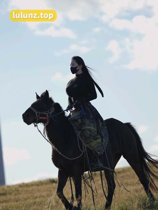 黄色紧身情趣写真，MIYA微密圈5月作品解析