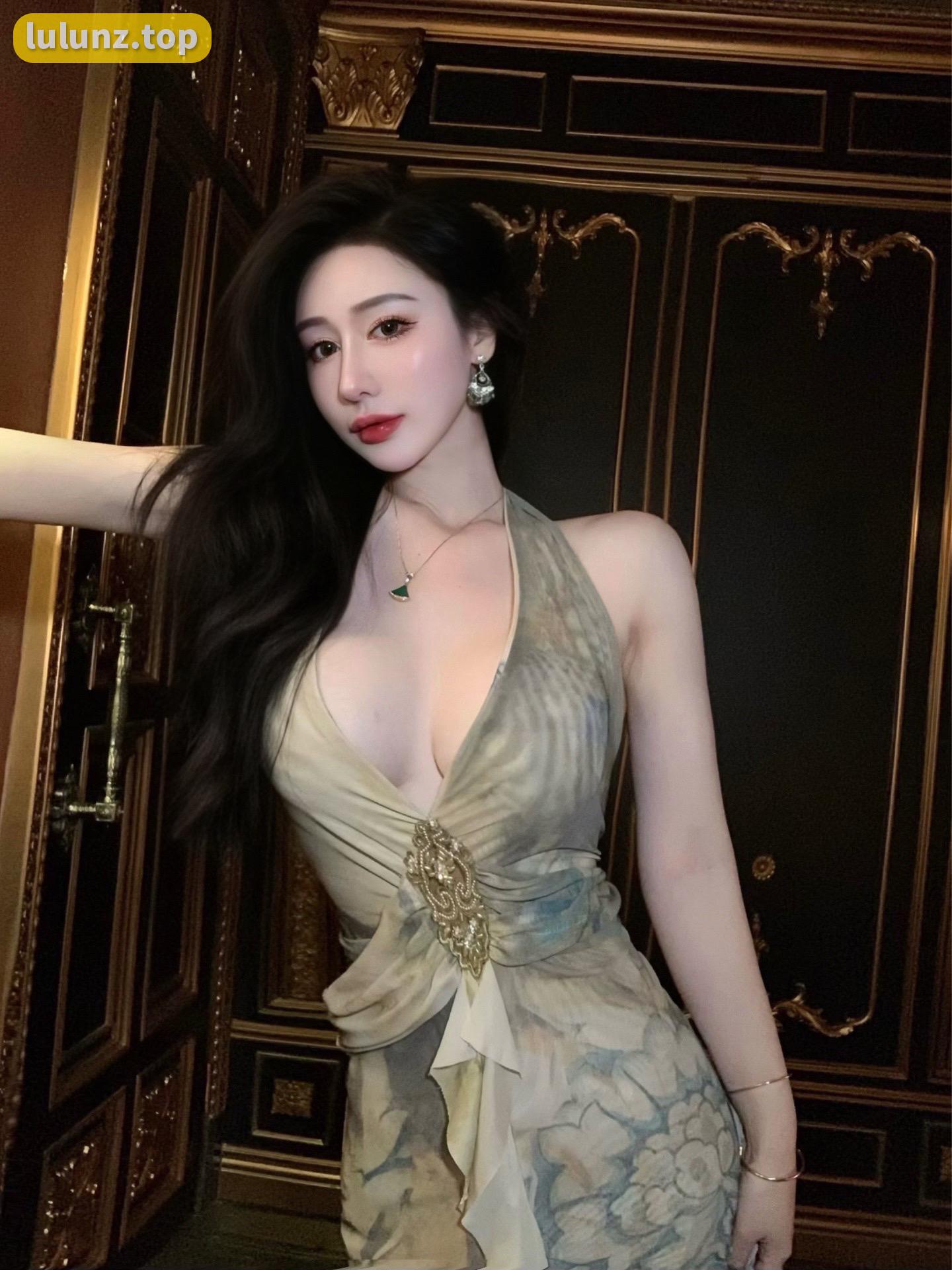 不爱笑的赛琳微博红人，她的独家写真与黑丝造型