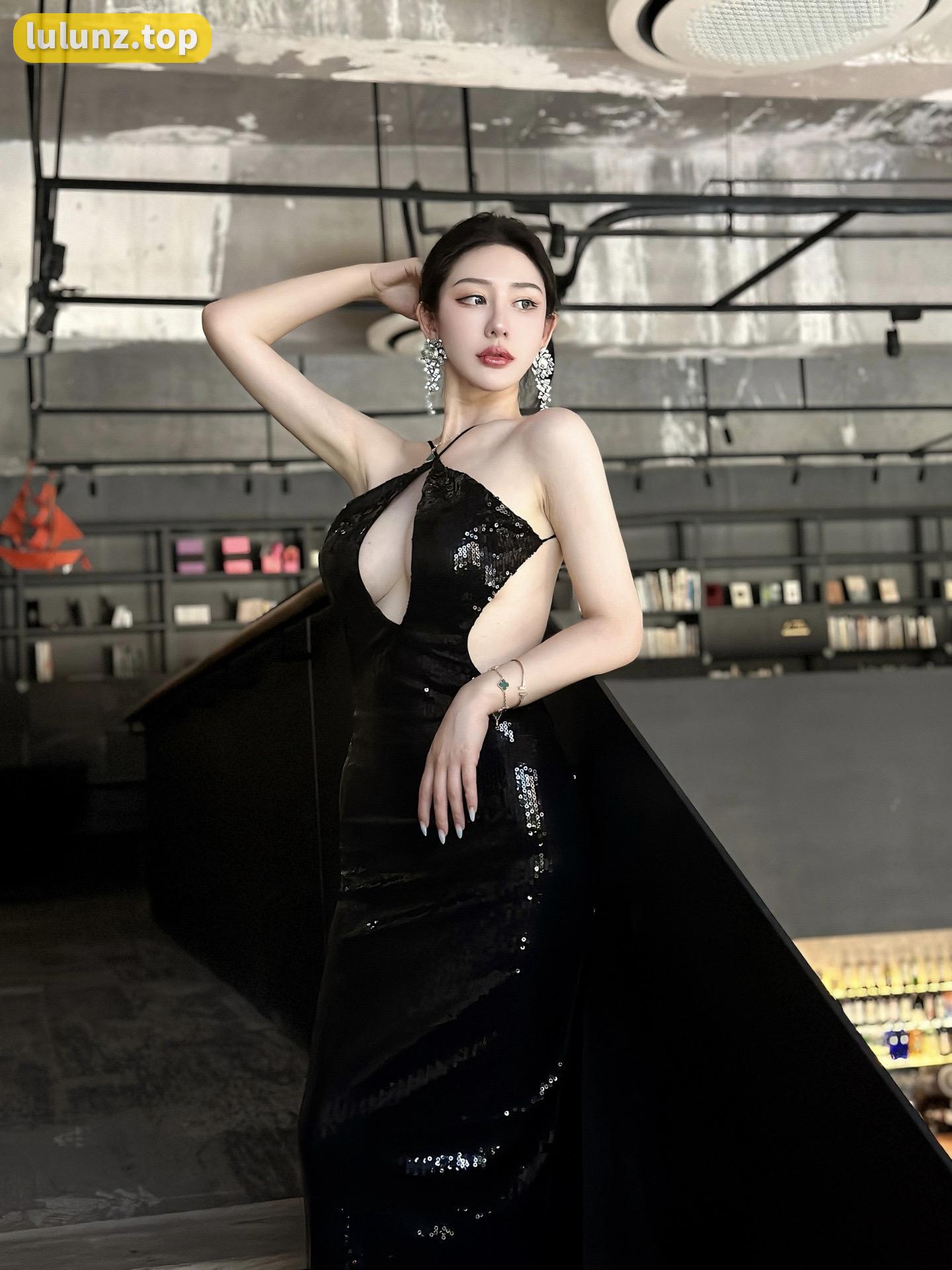 不爱笑的赛琳奶牛女仆写真,微密圈的经典之作
