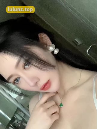 不爱笑的赛琳完美身材，蓝色比基尼的惊艳展示