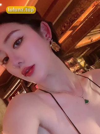 不爱笑的赛琳完美身材，蓝色比基尼的惊艳展示