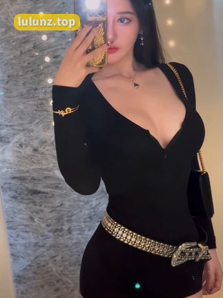 不爱笑的赛琳完美身材，蓝色比基尼的惊艳展示