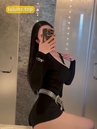 不爱笑的赛琳完美身材，蓝色比基尼的惊艳展示