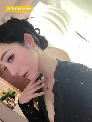 不爱笑的赛琳5月20日微密圈渔网黑丝作品集