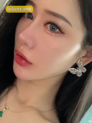 不爱笑的赛琳微博精选，她的时尚穿搭与连体比基尼