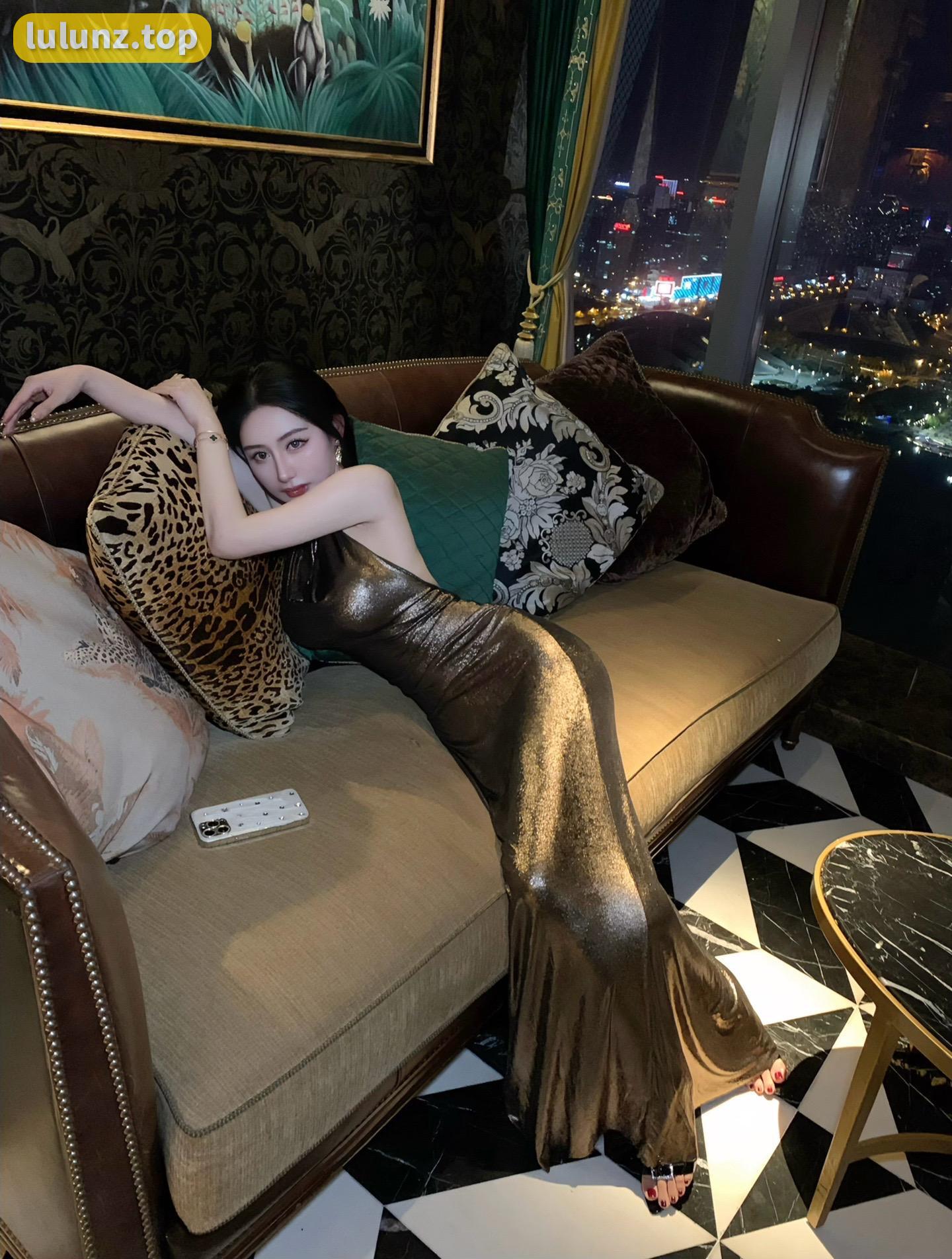 不爱笑的赛琳付费视频流出，豹纹连体衣成亮点