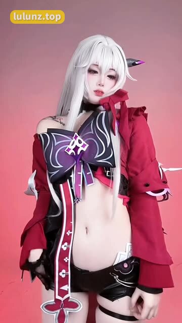 桃桃sama的甜美脸蛋与微胖身材，解密她的爆红秘诀与时尚穿搭