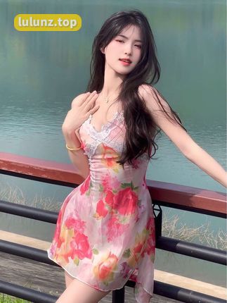 梅美超甜跳舞回放全集，黑色裙子下的动感舞步让人心动