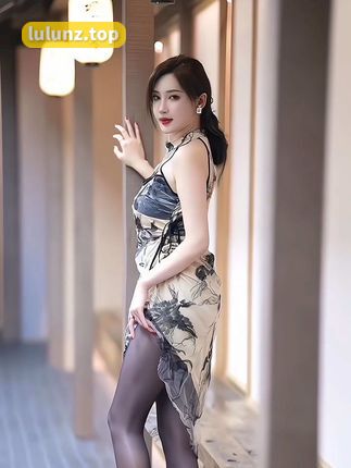 正妹自称“土肥圆矮挫穷”逆天身材外拍照尺度超大，让人过目难忘的写真