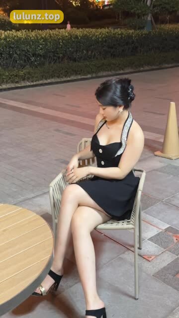 【微-密】詹詹(詹妮)-泳池蓝色比基尼作品鉴赏泳池边的性感女神，探索詹妮的比基尼作品全集