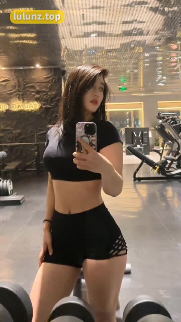 詹詹(詹妮)微密圈#嘉宾专享帖#09月17日红色丁字裤作品打包性感尽显，经典红色丁字裤作品全收录